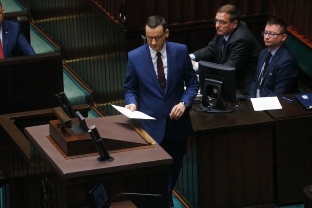 Premier Mateusz Morawiecki zapowiedział w środę kolejną tarczę antykryzysową. Rząd chce przekazać polskim firmom 100 mld zł na utrzymanie miejsce pracy i zachowanie płynności finansowej.