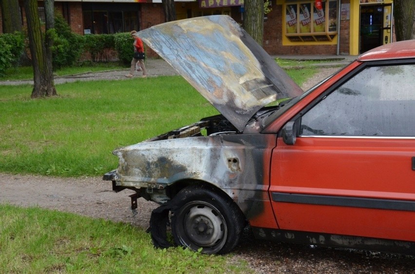 Wrocław: Pożar poloneza na Grabiszyńskiej. Spłonął silnik (ZDJĘCIA)