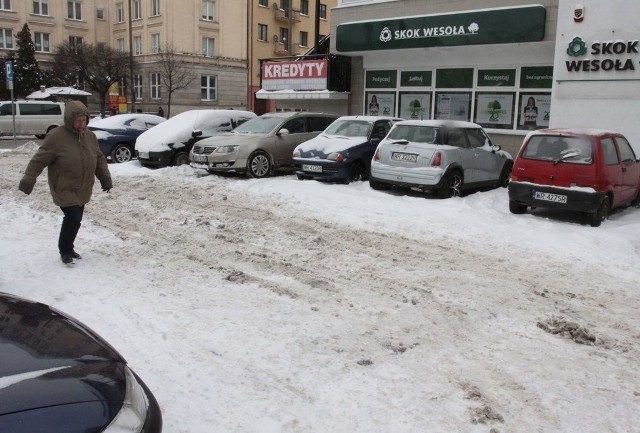 Tak jeszcze w środę wyglądał sporny, nieodśnieżony plac w pobliżu bloku przy ulicy Żeromskiego 74. W czwartek został odśnieżony przez spółdzielnię Nasz Dom.