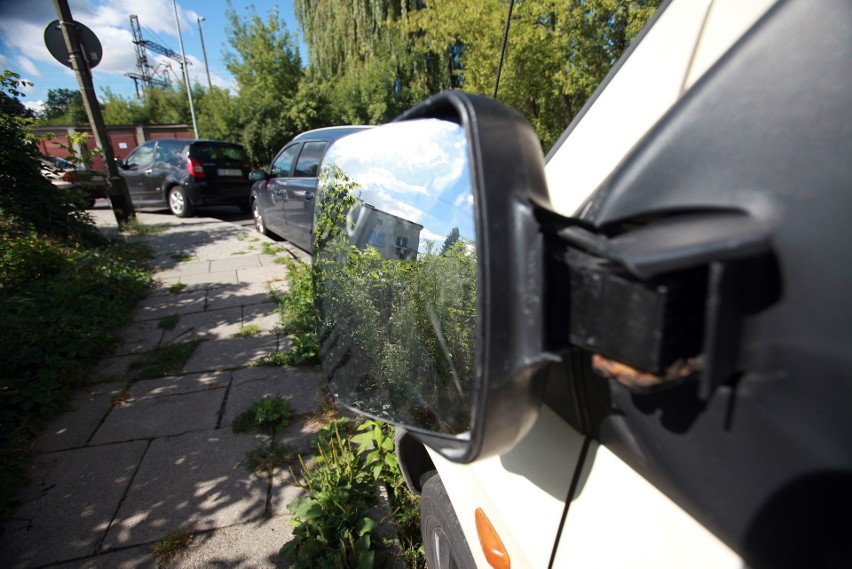 Wandal zniszczył prawie 40 samochodów. Policja poszukuje sprawcy