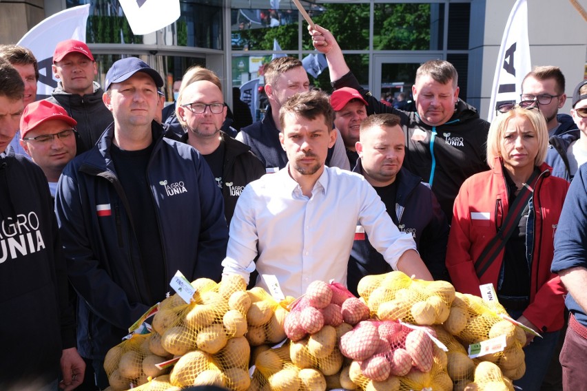 Warszawa: Protest Agrounii. Rolnicy rozdają ziemniaki....