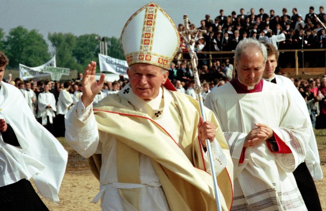 Wyniki najnowszego sondażu pokazują, że Jan Paweł II nadal stanowi autorytet dla zdecydowanej większości Polaków. 