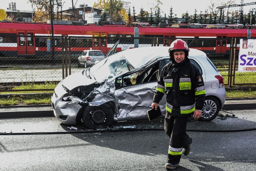 wYPADEK aRTYLERYJSKA  mała toyota i scania...