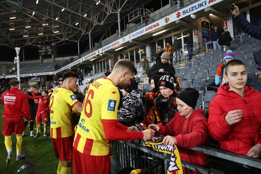 Piłkarze Korony Kielce po meczu z Rakowem Częstochowa też rozdawali autografy i pozowali do zdjęć ze swoimi kibicami