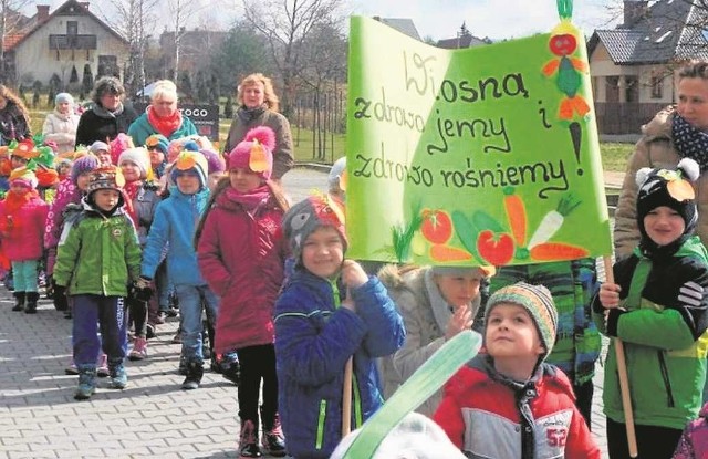 Przedszkolaki z Tenczynka na spacerze poszukiwały wiosny