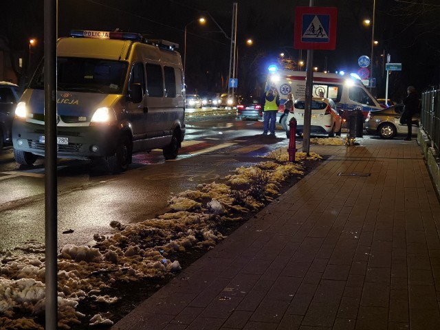 Potrącenie pieszego na ul. Ku Słońcu w Szczecinie miało miejsce w poniedziałek 6 grudnia. Poszkodowany trafił w ciężkim stanie do szpitala