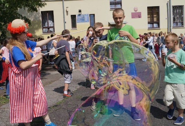 Impreza odbywała się Zespół Szkół im. Marka Kotańskiego w Inowrocławiu, wspólnie ze Starostwem Powiatowym zorganizowali festyn integracyjny dla uczniów z okazji Dnia Dziecka. Impreza odbyła się w hali sportowej "Kujawianka" i w plenerze. Obok gier, zabaw i konkursów zorganizowanych przez nauczycieli, promowano także ekologiczny styl życia. W ciekawy sposób proekologiczne zajęcia poprowadzili specjaliści ze Szkoły Leśnej na Barbarce w Toruniu.