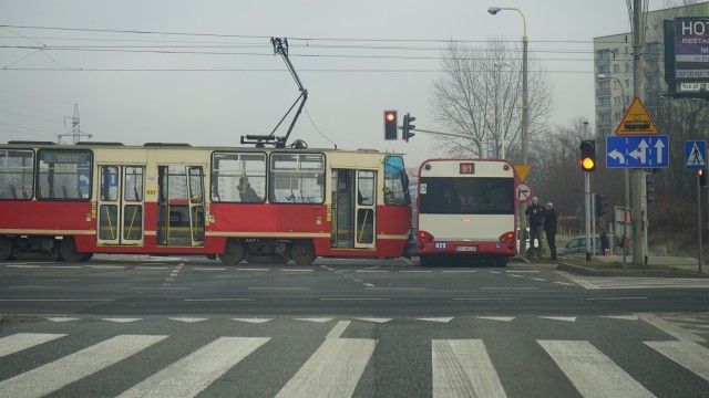 Tramwaj i autobus zderzyły się ze sobą na wiadukcie w Sosnowcu