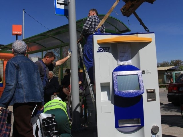 W środę na przystanku przy ulicy Seminaryjskiej, koło bazaru w Kielcach zamontowany pierwszy automat do sprzedaży biletów autobusowych i tablicę elektroniczną informującą za ile minut przyjedzie autobus.