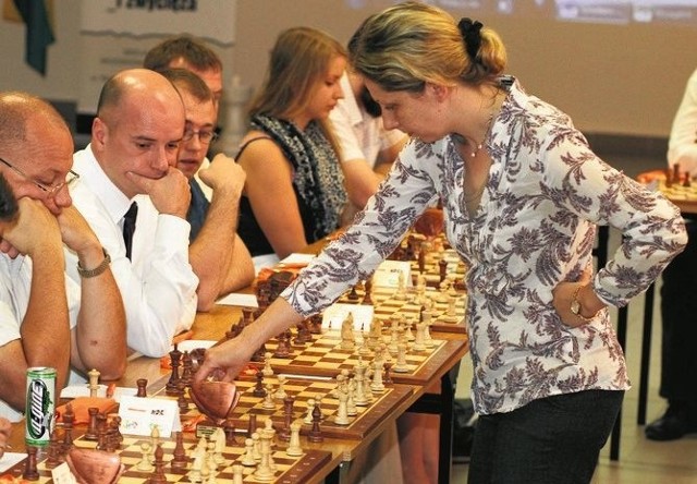 Z okazji 60-lecia „Współczesnej” w 2011 r. Monika Soćko wraz z mężem rozegrała w Białymstoku symultanę na 60 szachownicach.