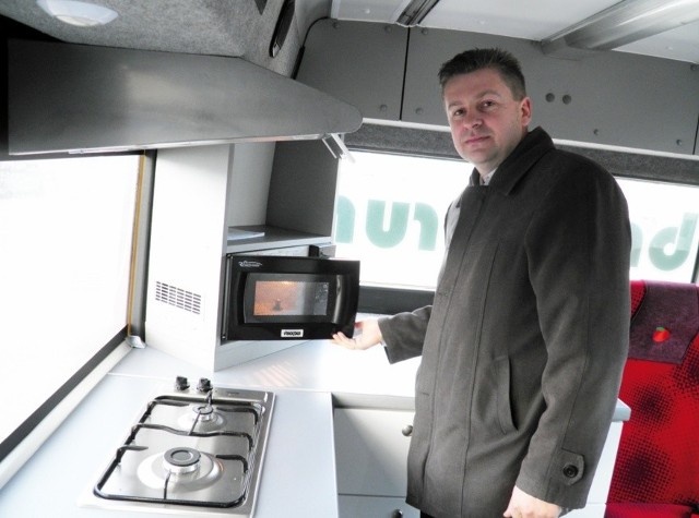 - Dzięki temu, że w autobusie jest doskonale wyposażona kuchnia m.in. w mikrofalówkę, można przygotować świeże posiłki - podkreśla Mirosław Grajewski