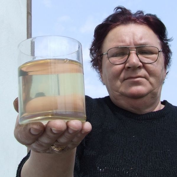 - Mamy dość brudnej wody, czas to zmienić - mówi Zofia Wolanin z Niska.