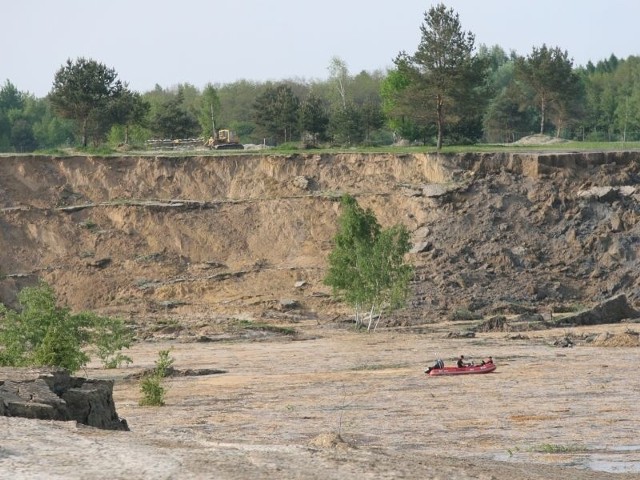 Strażackie łodzie i pontony patrolują zbiornik w miejscu, gdzie doszło do osunięcia się skarpy. Ratownicy wypatrują śladów, które doprowadzą do zasypanych i zatopionych maszyn.