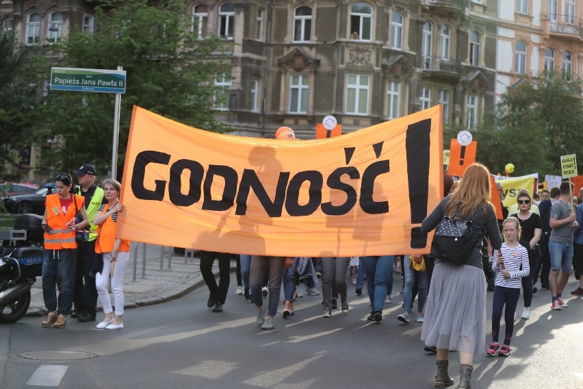 Marsz z wykrzyknikiem i manifestacja. Nauczyciele znów na ulicach Szczecina [ZDJĘCIA, WIDEO]