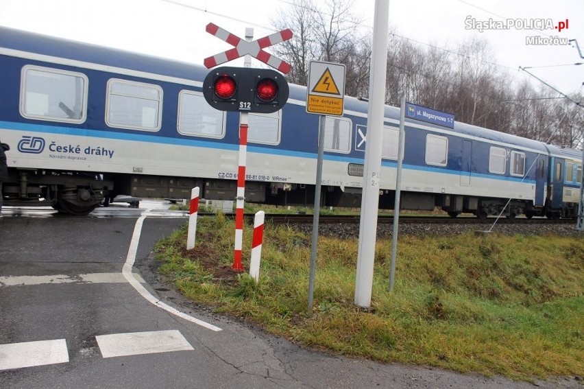 Punto wjechało w pociąg Intercity. Kierowca zignorował...