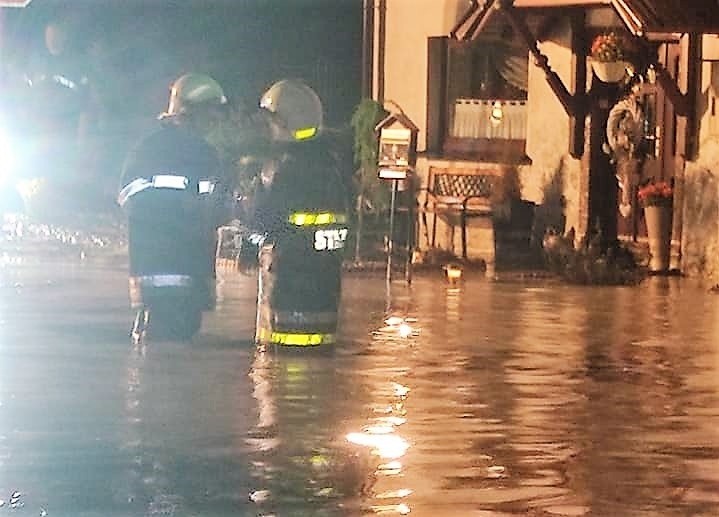Błotna lawina zalała wieś Borucin w Krzanowicach! Strażacy...