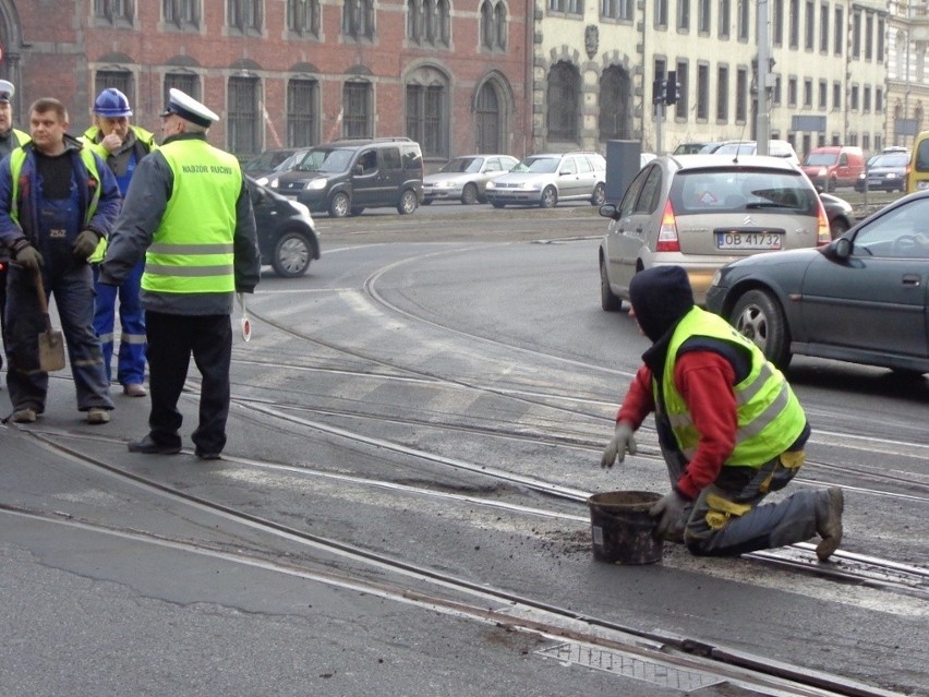 Wrocław: Na Krupniczej trwamwaj wypadł z szyn (ZOBACZ ZDJĘCIA)