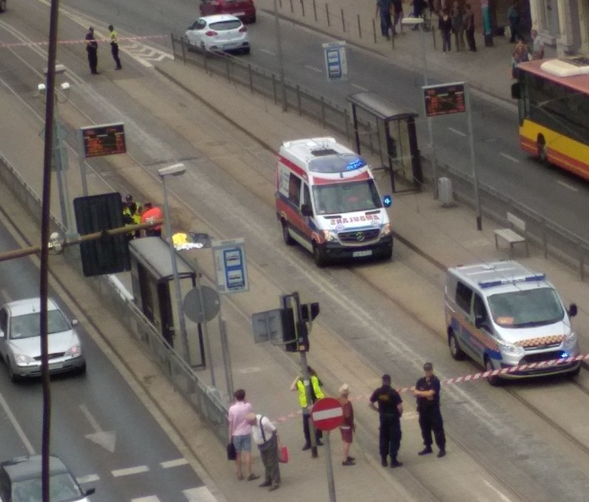 Tramwaj ciągnął kobietę kilkaset metrów. Rozszarpał jej ciało. Prokuratura: motorniczy jest niewinny