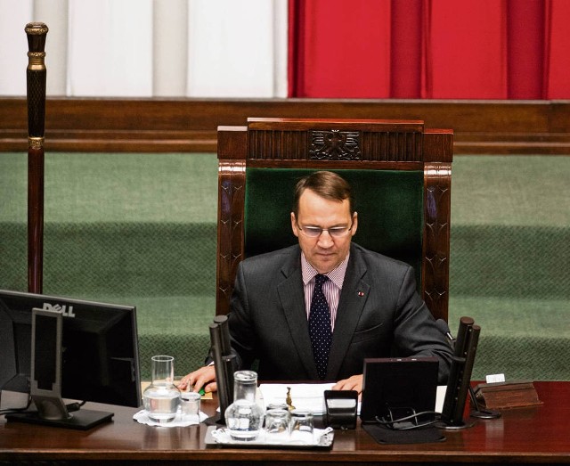 Marszałek Radosław Sikorski chce większej kontroli nad posłami
