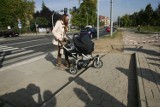 Z dziecięcym wózkiem przeciwko barierom w infrastrukturze 