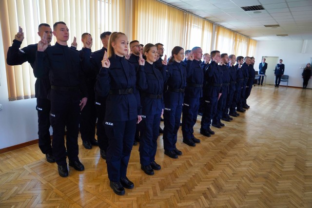 W Komendzie Wojewódzkiej Policji w Bydgoszczy ślubowanie złożyło 30 nowych policjantów. Trafią do pracy w kilku miastach naszego województwa