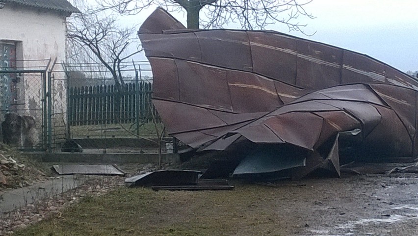 Wiatr zdmuchnął dach budynku gospodarczego w Czeczewie