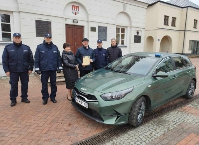 Nieoznakowana kia została zakupiona w ramach programu współfinansowania zakupów środków transportu dla policji. 50 procent wartości stanowią fundusze przekazane przez Gminę Warka, natomiast pozostałe 50 procent to fundusze policji.