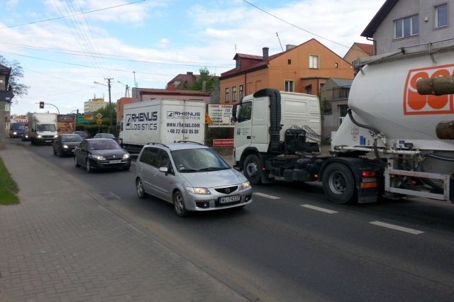Kolumna samochód stoi w korku na ulicy Kilińskiego w Opatowie.