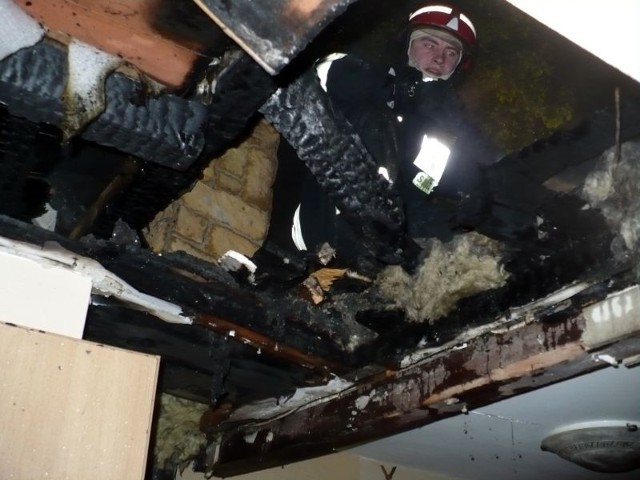Domek został uratowany, ale spłonęła więźba dachowa.