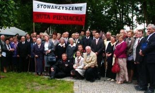 Uczestnicy jednej z konferencji poświęconej pamięci ofiar zagłady w Hucie Pieniackiej