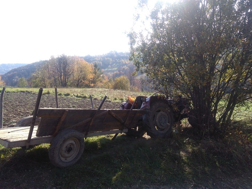 Gmina Tokarnia. Rolnik przygnieciony ciągnikiem. Służby mówią o czarnej serii takich wypadków 