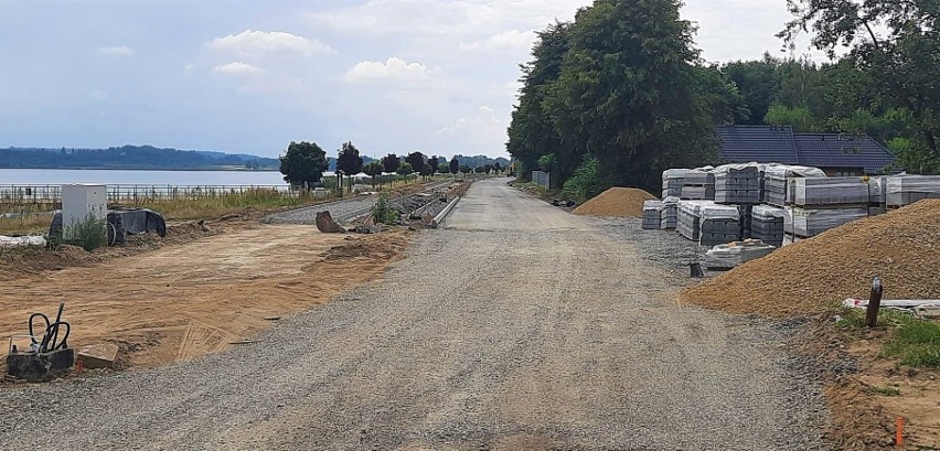 Szybkie tempo budowy nad Jeziorem Tarnobrzeskim. Będą szersze drogi, ścieżki i duże parkingi [NAJNOWSZE ZDJĘCIA]