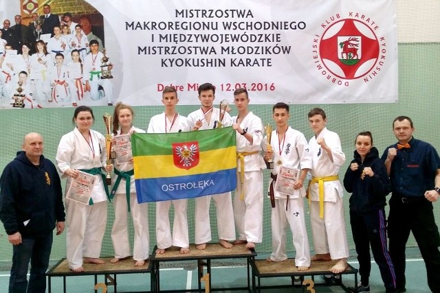 Reprezentacja Ostrołęckiego Klubu Karate Kyokushin z trofeami.