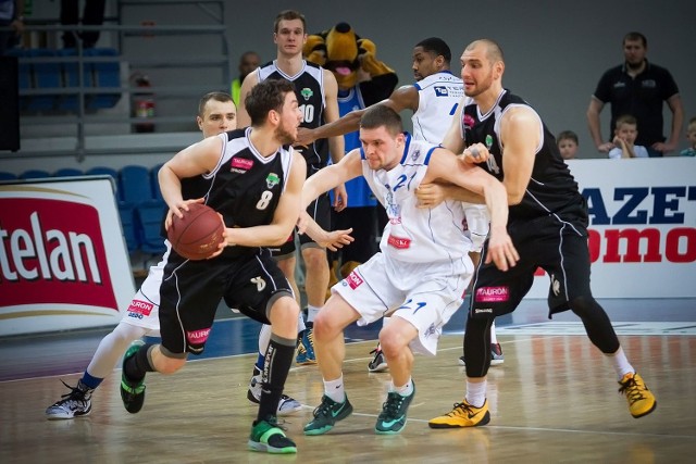 Michał Chyliński (z piłką) w ubiegłym sezonie grał z Turowie Zgorzelec.