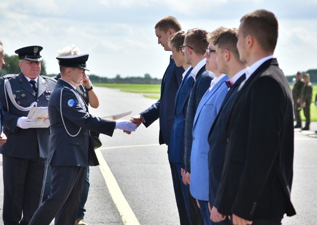 W 42 Bazie Lotnictwa szkolnego na radomskim Sadkowie odbyła się w czwartek 27 maja uroczystość wręczenia certyfikatów uczniom Zakładu Doskonalenia Zawodowego w Radomiu realizującym program Ministerstwa Obrony Narodowej “Certyfikowane Wojskowe Klasy Mundurowe”. Absolwenci klas ZDZ imienia 72 Pułku Piechoty w Radomiu otrzymali certyfikaty z rąk Pawła Dychta z Ministerstwa Obrony Narodowej, który w imieniu Wojciecha Skurkiewicza, wiceministra Obrony Narodowej gratulował byłym już uczniom klas wojskowych. Zobacz kolejne zdjęcia >>>