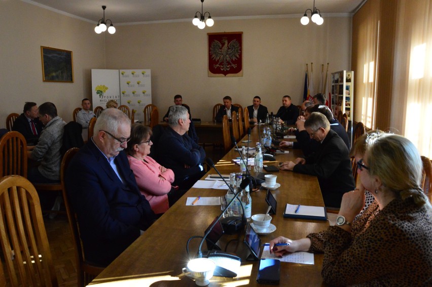 Powiat myślenicki. Są pieniądze na walkę z koronawirusem 