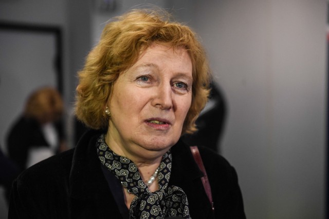 Elżbieta Leszczyńska pełniła funkcję wielkopolskiego kuratora oświaty w latach 2007-2009 i ponownie od roku 2016. Jest specjalistą w dziedzinie pedeutologii, pedagogiki, europejskiego wymiaru edukacji oraz etyki zawodu nauczyciela.