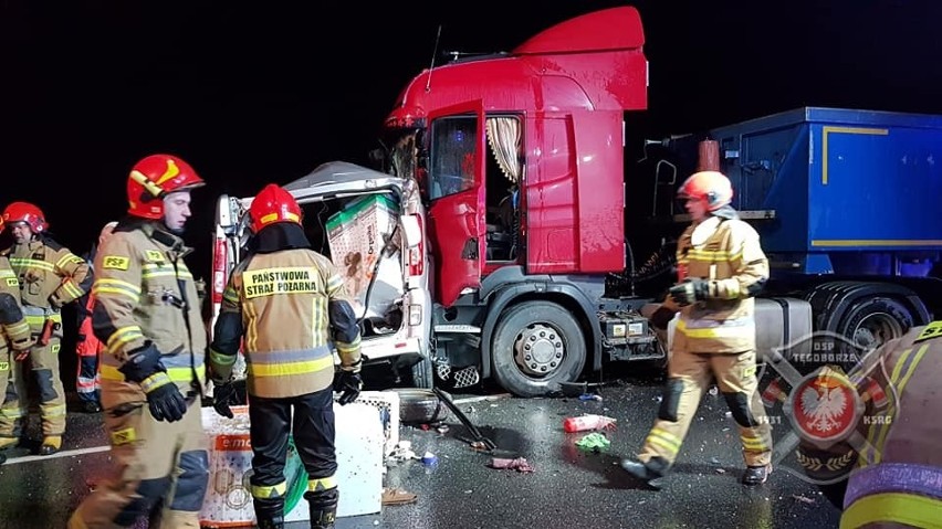 Łososina Dolna. Trzy osoby nie żyją w zderzeniu samochodu ciężarowego z samochodem dostawczym [ZDJĘCIA]