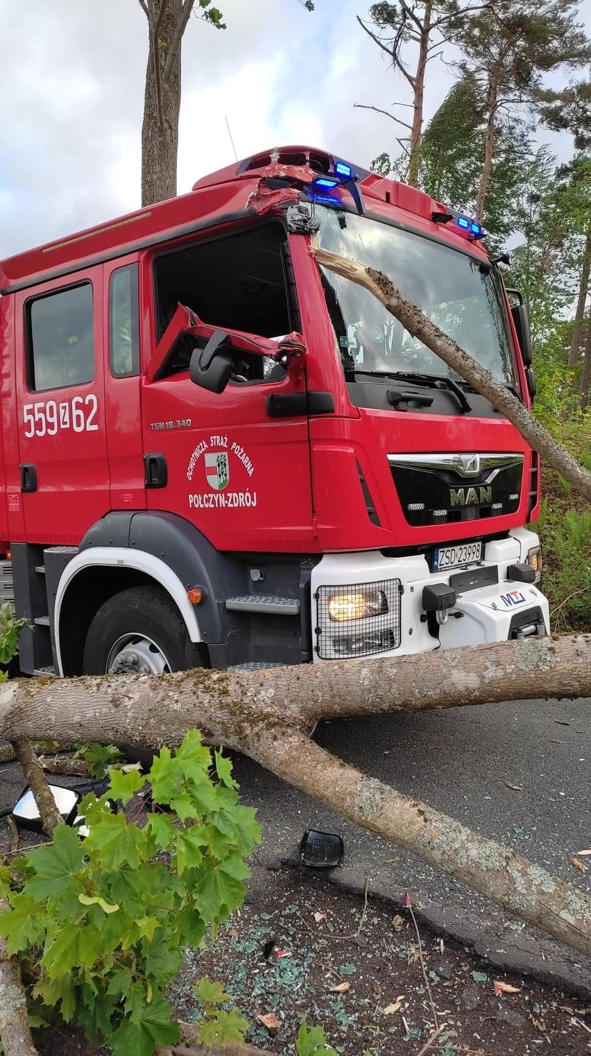 Padające drzewo uszkodziło wóz Ochotniczej Straży Pożarnej w Połczynie-Zdroju 