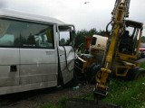 Bus zderzył się z koparką w powiecie koneckim! Siedem osób rannych - nowe fakty (zdjęcia)