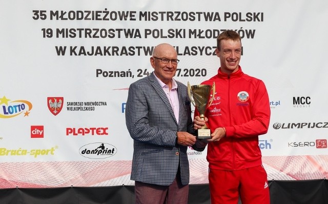 Medale i trofea czołowym zawodnikom poznańskich zawodów wręczał prezes Wielkopolskiego Związku Kajakowego, Ireneusz Pracharczyk
