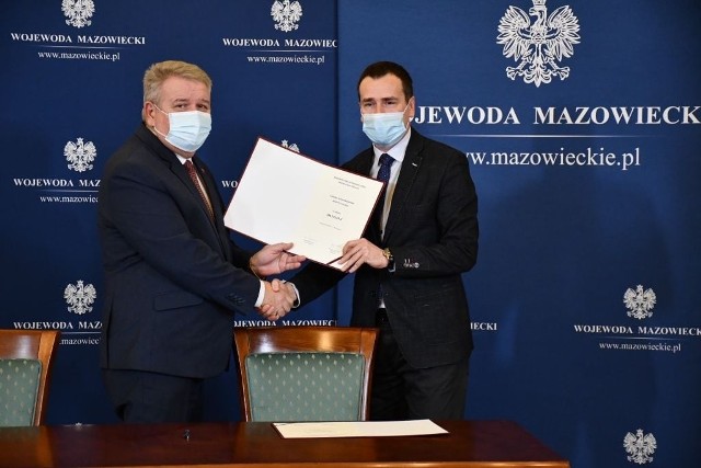 Umowę w sprawie dofinansowania przebudowy skrzyżowania podpisali: burmistrz Białobrzegów Adam Bolek (z prawej) oraz wicewojewoda Sylwester Dąbrowski.
