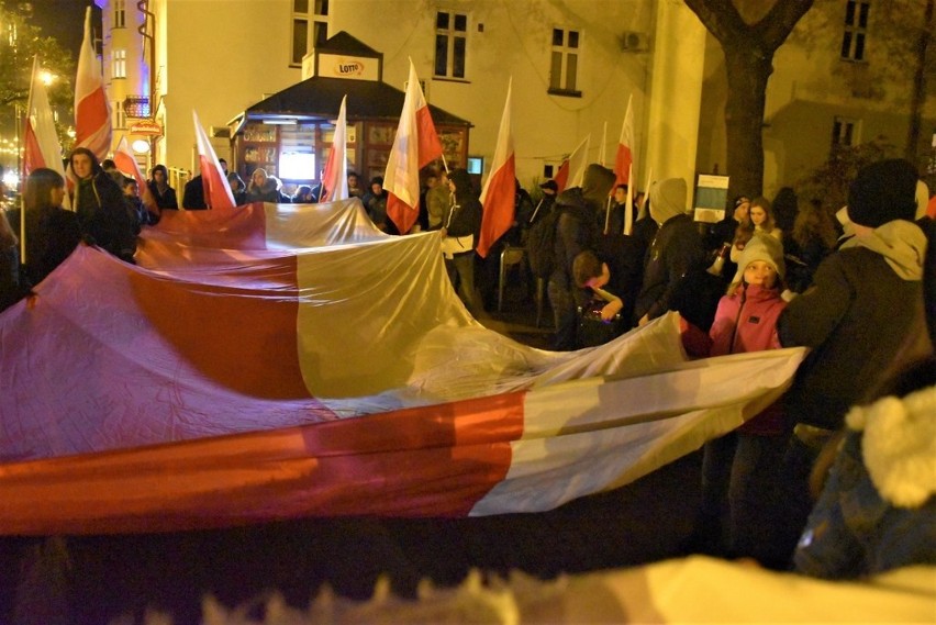 Przez Tarnów przeszedł głośny marsz niepodległości [ZDJĘCIA, WIDEO]