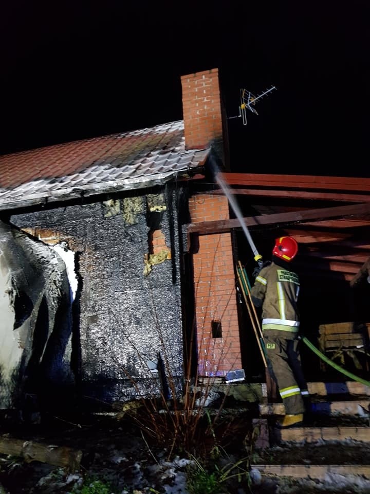 Ełk. Tragiczny finał pożaru domu przy ul. Ogrodowej. Nie żyje 68-letnia kobieta (zdjęcia)