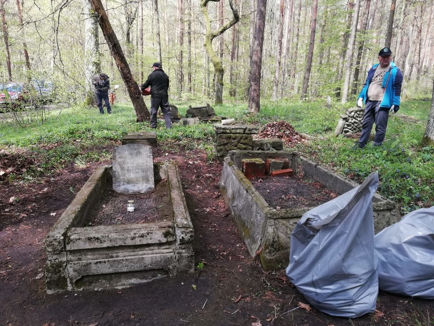 Członkowie i sympatycy Fundacji Silesia wysprzątali dawny cmentarz w Brzeziu. Teraz wchłania go las