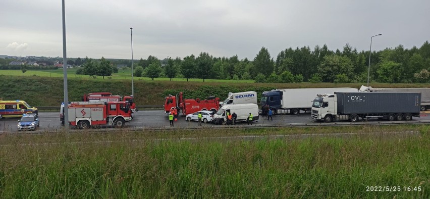 Łódzkie: Wypadek na A2! Droga zablokowana w kierunku Poznania. Zderzyły się dwie ciężarówki. Są ranni! Wypadek koło Strykowa. WIDEO, ZDJĘCIA
