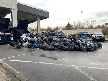 Góra śmieci za Magnolią. Zabrakło kontenerów na odpady