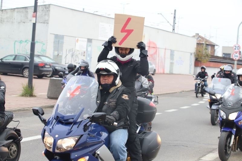 Protest motocyklistów w Łodzi. Blokada ulic na znak solidarności z kobietami ZDJĘCIA