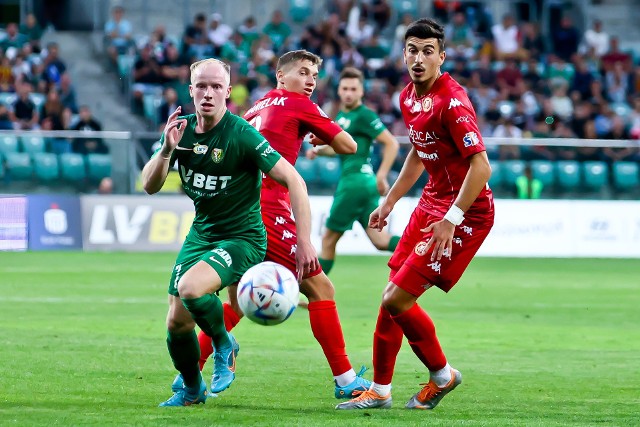 W piątek Śląsk Wrocław zagra z Widzewem Łódź (godz. 20:30) w meczu 21. kolejki PKO Ekstraklasy. W składzie WKS-u na to spotkanie zanosi się na przynajmniej jedną zmianę, względem jedenastki, która w ostatnią sobotę zremisowała z Koroną Kielce.Do kolejnych piłkarzy przejdziesz za pomocą gestów oraz strzałek