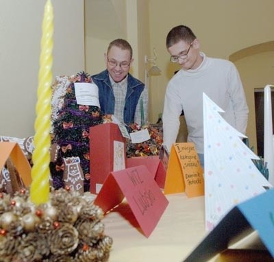 Organizacja spotkań w pałacyku Centrum Usług Socjalnych na Kruszynie należy do dorocznej tradycji placówki. Pensjonariusze pokazują swoje prace, otrzymują prezenty, a wszyscy wraz z pracownikami oddają się świątecznej atmosferze.